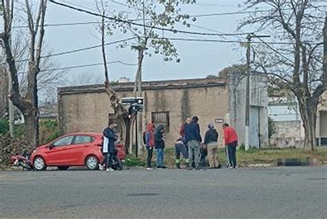 Otro Accidente En La Ciudad Chocaron Un Auto Y Una Moto En La Esquina