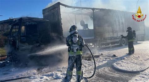 Tir Divorato Dalle Fiamme Conducente Nota Il Fumo Accosta E Si Salva