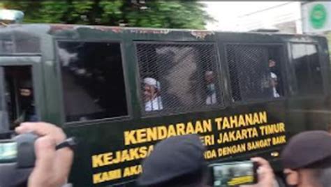 5 Fakta Sidang Habib Rizieq Bentrok Di PN Jaktim Hingga Sopir