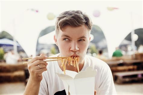 Hombre Hambriento Con Estilo Comiendo Deliciosos Fideos Wok Con