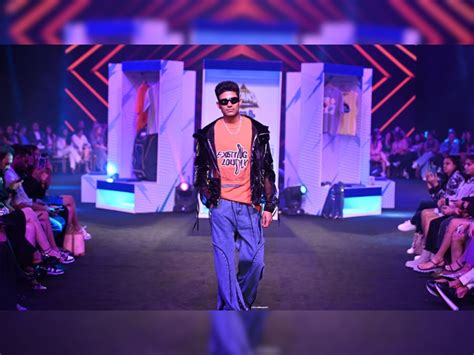 Shubman Gill showstopper in fashion show black jacket goggles and chain ...