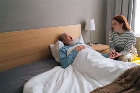 Patient âgé âgé Malade Allongé Sur Le Lit Dans La Salle De Réveil à L