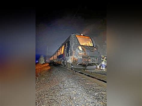 Hedem Nden Zug Erfasst Lastwagen Beim Rangieren An Bahn Bergang