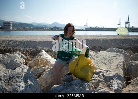 M Laga Espa A Th De Junio De Una Botella Abandonada Se Ve