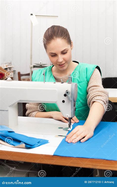 Costurera Joven En El Trabajo Foto De Archivo Imagen 28771210