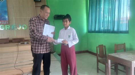 Penyerahan Beasiswa Bagi Siswa Kurang Mampu Berprestasi Website