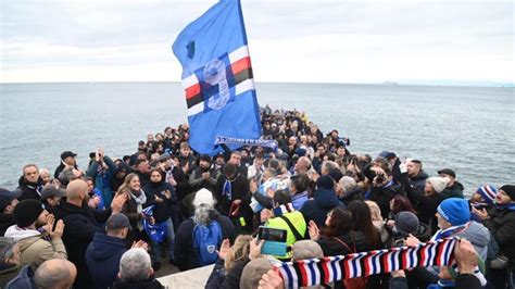 I Tifosi Della Sampdoria Ricordano Vialli Emozioni E Cori Al Molo Dell