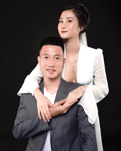 Hot girl Hải Phòng khoe vòng 1 nóng bỏng bên tiền vệ Huy Hùng