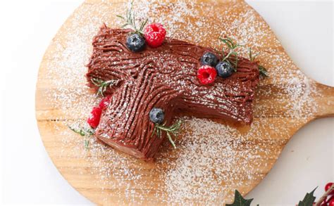 Easy Vegan Chocolate Yule Log Recipe - Creative Nourish