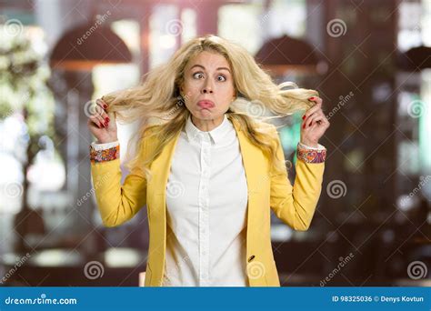 Jeune Femme Blonde Faisant La Grimace Photo stock Image du drôle travail