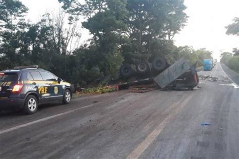 Coluna de Geral RS Colisão entre carro e carreta deixa um morto na BR