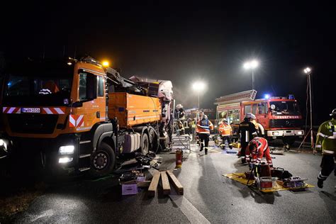 Bilder Von Schwerer Lkw Unfall Auf Der A Bei N Rnberg Feucht Fahrer