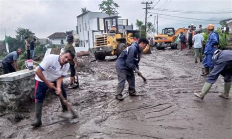 Banjir Bandang Terjang Bumiaji Kota Batu Material Lumpur Dan Kayu