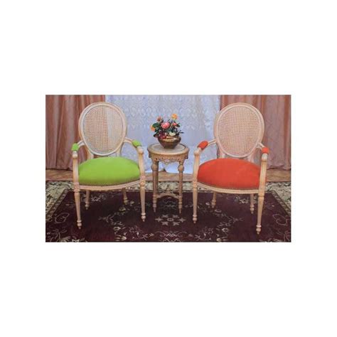 LOT 8 CHAISES MEDAILLON MULTICOULEUR DONT 2 AVEC ACCOUDOIRS Cannage