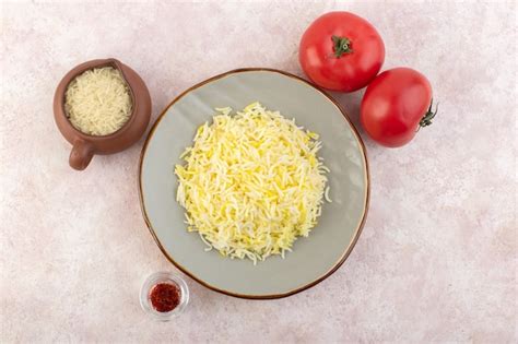 Una Vista Superior De Arroz Cocido Con Especias Y Tomates Rojos Frescos