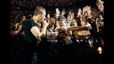 Chris Martin draws tattoo for fan during 'Fix You' at Coldplay’s ...