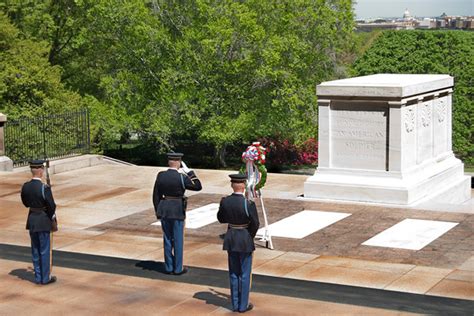 “tomb Of The Unknown Soldier” Arlington National Cemetery Washington