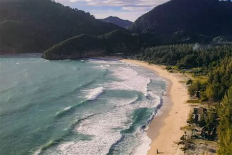 Lagi Healing Di Aceh Nikmati Sunset Wisata Pantai Lampuuk Debur Ombak