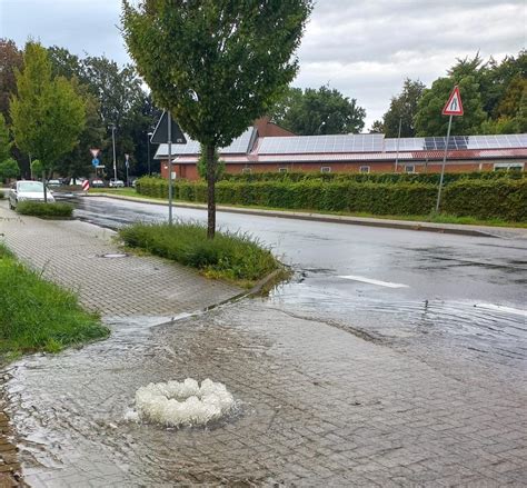 Unwetter Wütet In Nrw Überschwemmte Straßen Umgestürzte Bäume Und