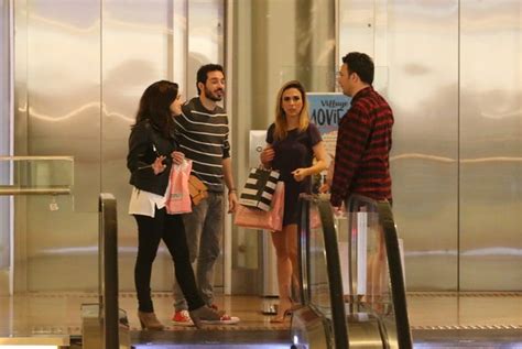 EGO Tatá Werneck e Marcelo Medici brincam paparazzo em shopping