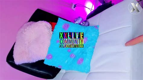 Ragazze Calde Si Masturbano Insieme A Un Grosso Dildo E Con Un Vibratore XHamster