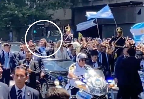 Tiraron Un Botellazo A Javier Milei Durante La Ceremonia De Asunción El Video El PaÍs Uruguay