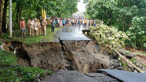 Diterjang Longsor Jalan Utama Penghubung Bandung Cianjur Putus