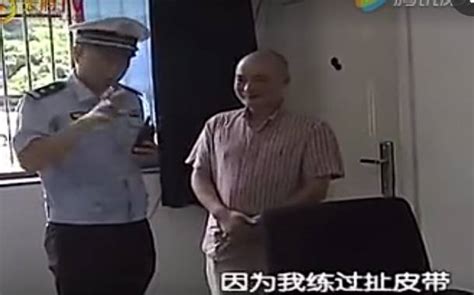 【谭谈交通】晓得是你谭警官我就不跑了！毕竟你有功夫，还会扯人家皮带搜狐汽车搜狐网