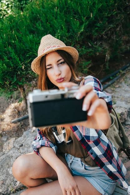 Joven Viajera Posando Para Un Selfie Foto Gratis