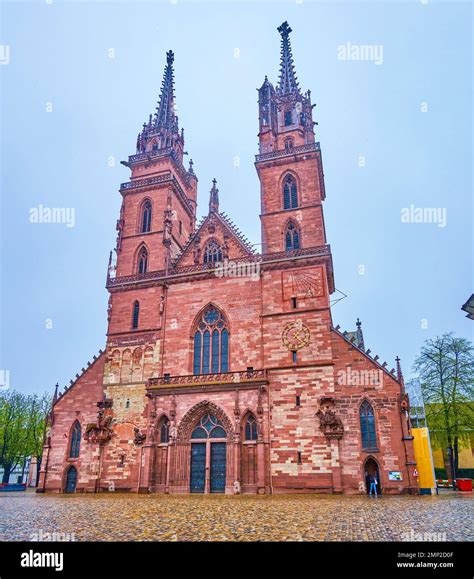 Fachada De La Catedral De La Catedral De Basilea En Basilea Suiza