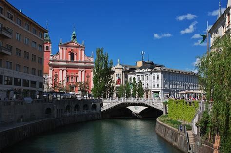 Dreifache Brücke Tromostovje in Ljubljana Slowenien Premium Foto