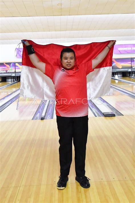 Medali Emas Tenpin Boling Antara Foto