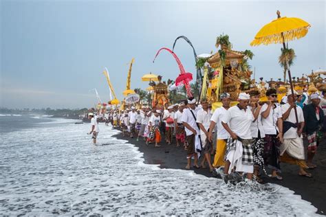 Upacara Melasti Tradisi Penyucian Diri Menjelang Hari Raya Nyepi