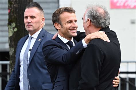 Une Pancarte Anti R Forme Des Retraites Retir E Avant Larriv E De Macron