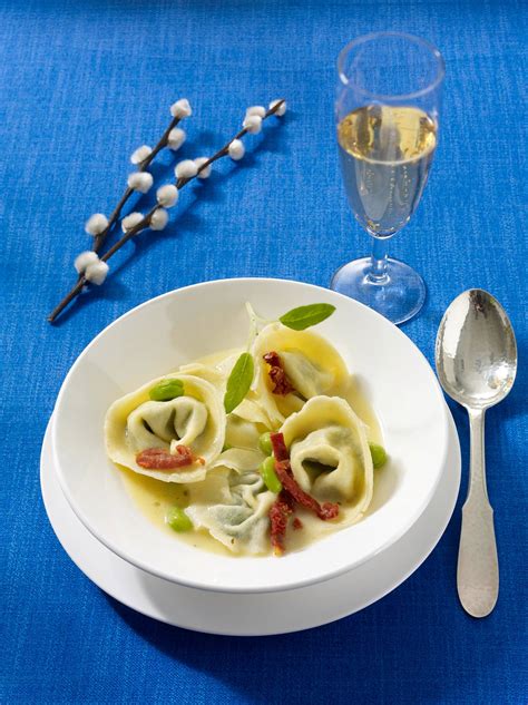 Handgemachte Ziegen Ricotta Tortelloni In Salbeibutter Poletto