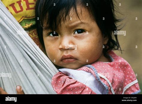 Una Chica India Yagua Muy Joven En Un Cabestrillo En La Espalda De Su