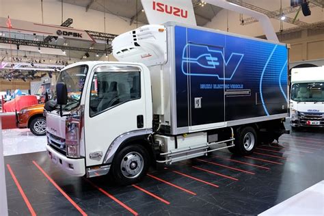 Isuzu Pamerkan Kendaraan Listrik Elf Ev Di Giias Oto Mounture