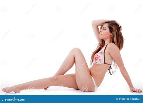 Frau im Bikini sitzt stockfoto Bild von schlüpfer