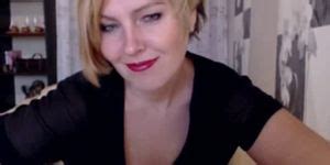Hot Webcam MILF Loves To Show Off Tnaflix