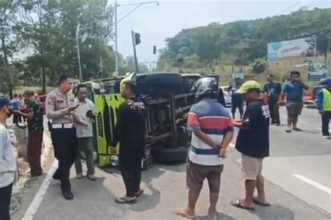 Rem Blong Bus Rombongan Santri Terguling Di Salatiga