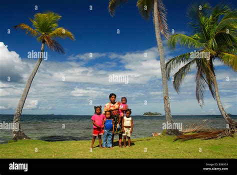 Familia india en el extranjero fotografías e imágenes de alta