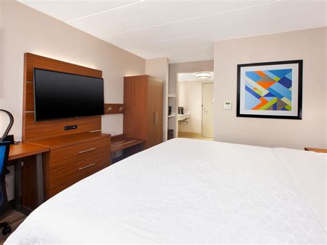 Hotel Near IAD Airport | Holiday Inn Express Fairfax – Arlington Boulevard