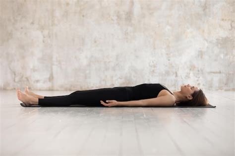 Mujer Joven Con Ropa Deportiva Negra Practicando Yoga Haciendo