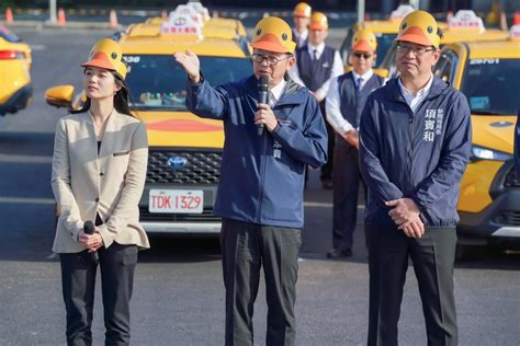 小黃車隊喜迎黃色小鴨重返高雄愛河灣