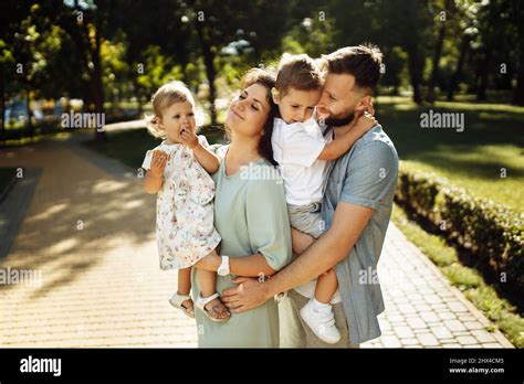 Familia Con Mucha Alegr A Con Ni Os Peque Os En El Parque Padre