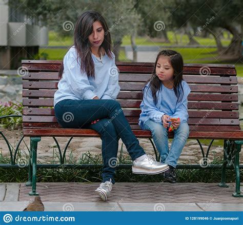 Enfantez Et Sa Petite Fille S Asseyant Sur Un Banc Photo Stock Image