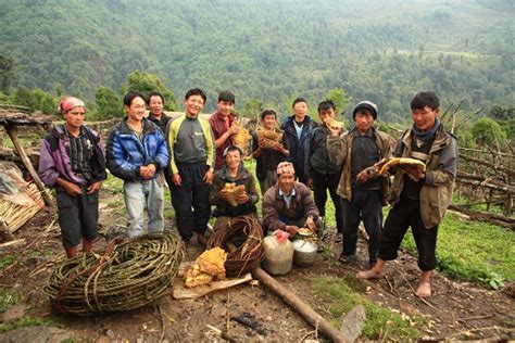 The Honey Hunters Of Nepal Amusing Planet