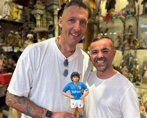 Materazzi E Un Regalo Speciale La Statuetta Di Maradona