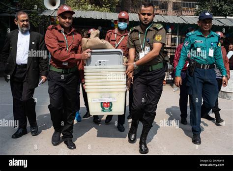 Janvier Le Personnel De S Curit Bangladais Transporte Du