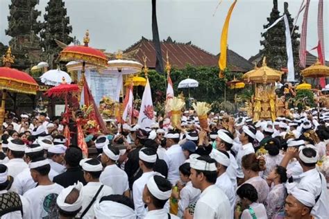 Puncak Ngusaba Di Pura Ulun Danu Batur Ribuan Pemedek Ikuti Prosesi